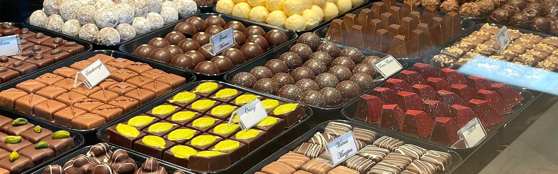 Hugos Backstube ist ihre Bäckerei, Patisserie und Cafe in Marl, Dorsten, Herten, Herten und dem gesamten Kreis Recklinghausen. Wir sind ihr Spezialist für Pralinen und Französische Patisserie sowie für hochwertige Schokoladen aller Art. Ob Torten oder Brot, Croissants oder Teegebäck wir stellen alles von Hand und mit Liebe her. Bei uns wird alles nur mit Frischen Zutaten und ohne Zusatzstoffe hergestellt. In einer Tradition die über 4 Generationen weiter gereicht wurde.