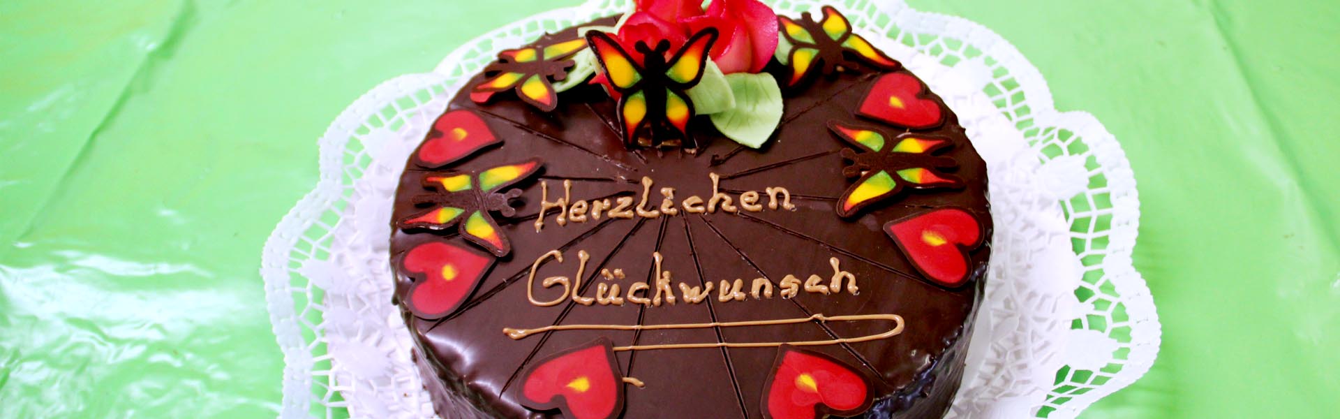 Hugos Backstube ist ihre Bäckerei, Patisserie und Cafe in Marl, Dorsten, Herten, Herten und dem gesamten Kreis Recklinghausen. Wir sind ihr Spezialist für Pralinen und Französische Patisserie sowie für hochwertige Schokoladen aller Art. Ob Torten oder Brot, Croissants oder Teegebäck wir stellen alles von Hand und mit Liebe her. Bei uns wird alles nur mit Frischen Zutaten und ohne Zusatzstoffe hergestellt. In einer Tradition die über 4 Generationen weiter gereicht wurde.